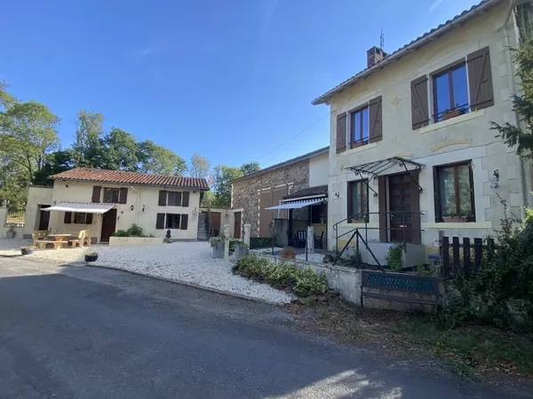 Deux grandes maisons dans un joli emplacement avec de grands jardins
