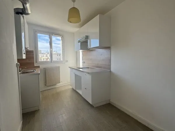 À VENDRE Grand F2 avec balcon, parking et cave Quartier
