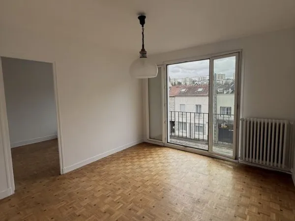 Lumineux F2 dernier étage avec balcon Garage + parking Secteur recherché Poissy