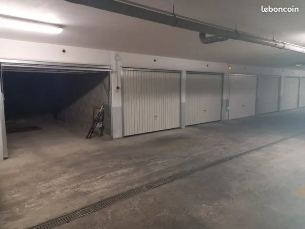 Part loue parking box fermé LA BAULE centre
