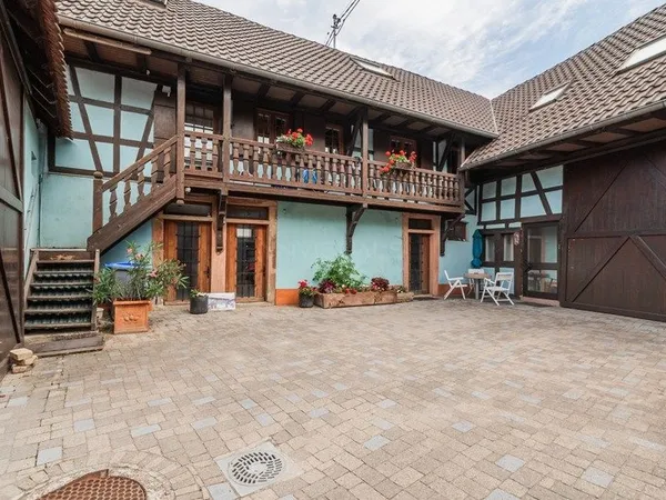 67206 MITTELHAUSBERGEN - Corps de ferme alsacien avec gîtes, grange et puits historique