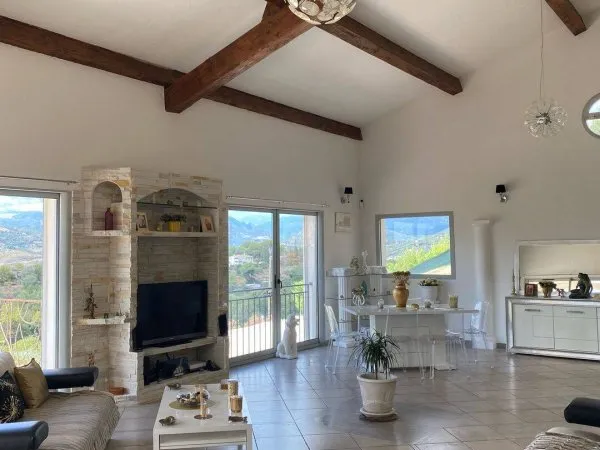 Maison 10 pièces 366 m²