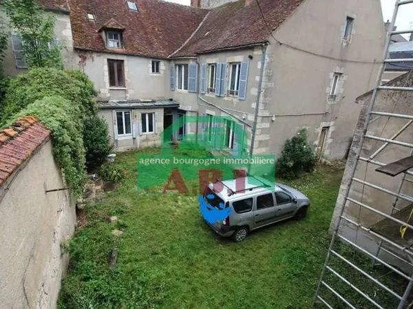 58, Clamecy - Ensemble immobillier avec grande dépendance et jardin.