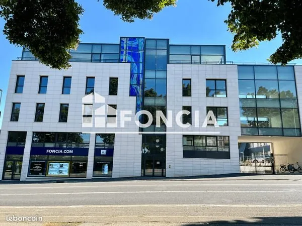 Local commercial 239 m²