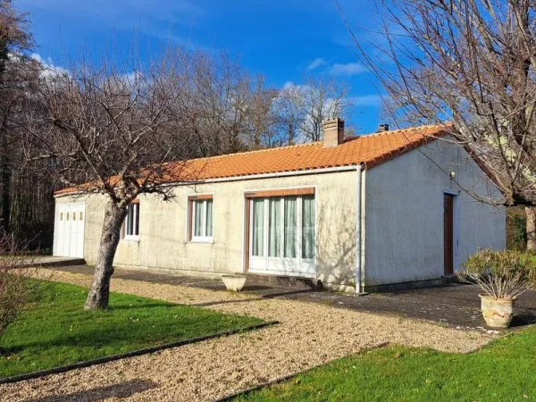 Maison 84 m2- garage attenant 30 m2- Terrain 2570 m2
