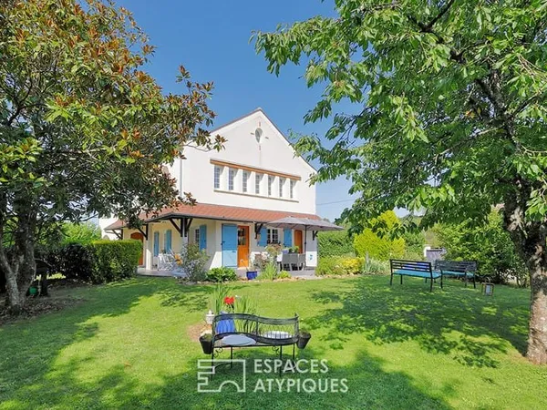 Maison contemporaine de caractère avec dépendance et jardin paysager