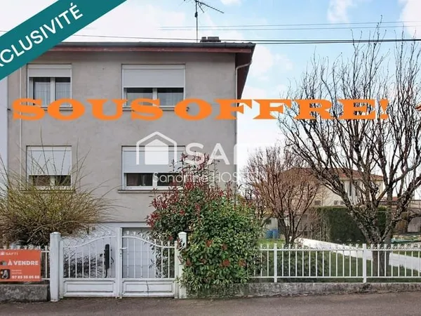 Maison jumelée de 100m2 hab avec grand garage, terrasse et jardin.