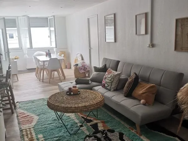 Chambre lumineuse à louer dans bel appartement