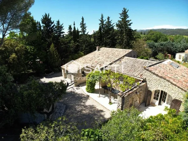 Bergerie du XVII -ème avec grand terrain- piscine- terrain de tennis- abris voitures