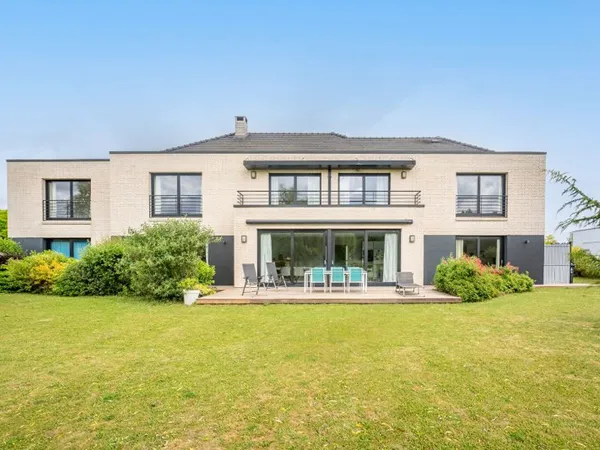 Maison 7 pièces 345 m²