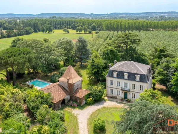 Maison de Maître de 360m2 et un Pigeonnier 138 m² Piscine sur un