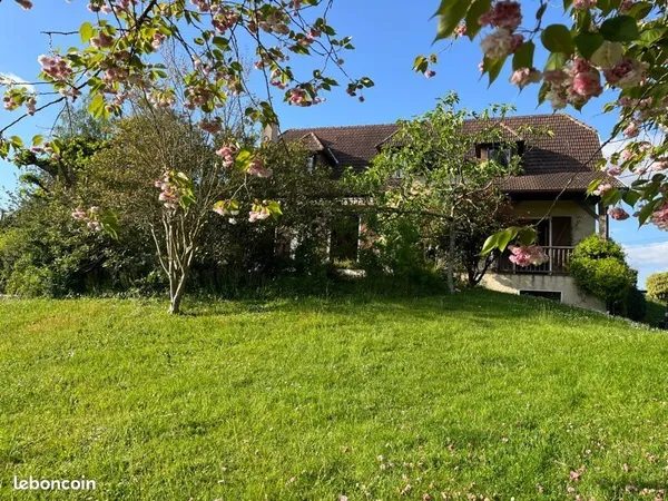 Grande maison familiale au bourg