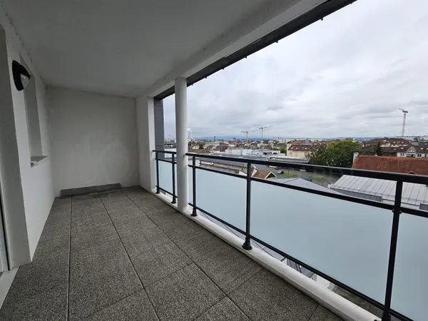 Dernier étage avec ascenseur et balcon couvert