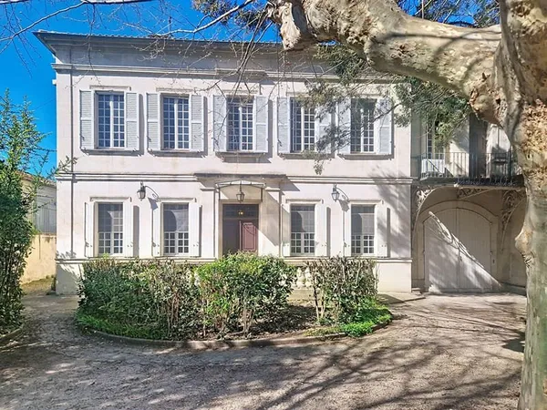 Demeure de prestige Avignon 9 pièce(s) 265 m2 plus garage et dépendances sur 1530 m² de terrain.
