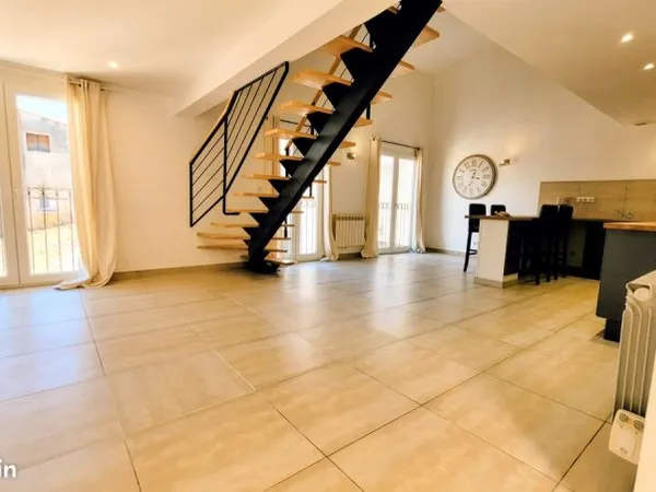 Grand duplex T3 de 73.92 m² esprit loft, 2ème et dernier étage, patio, plein de charme au centre du 