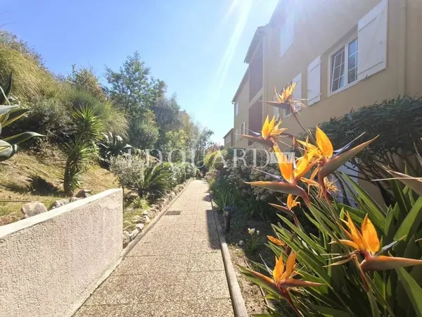 Dans le quartier Riviera, en exclusivité grand studio en dernier étage avec terrasse, cave et garage