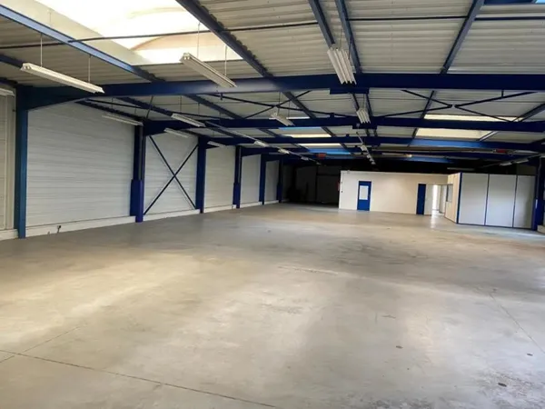 A VENDRE - Local d'activité 645 m2 Secteur autoroute A72