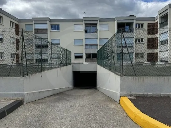 Parking/box 1 pièce 23 m²