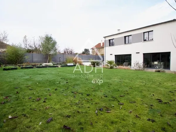 A VENDRE A NEAUPHLE LE CHATEAU Maison récente 6 pièces / 4 cha