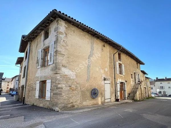 Bâtisse familiale de caractère avec espaces de vie multiples, 5 chambres et 4 salles d'eau entre Sai