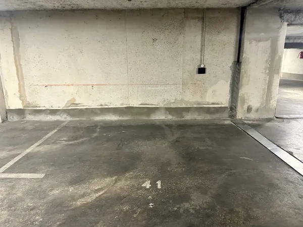 Loue parking 8m²
