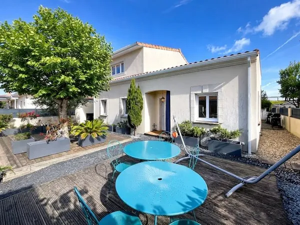 Maison de 8 pièces principales sur 430m2 de terrain au calme