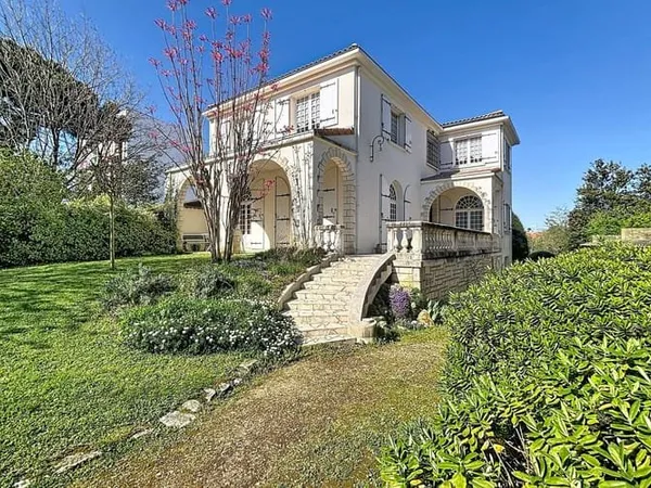 Maison 7 pièces 196 m²