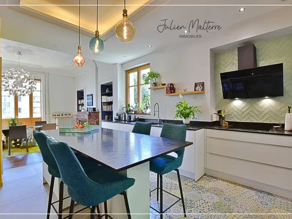 Maison bourgeoise 1920 de 210 m² habitables et ses dépendances, 6 chambres, au coeur de St-Etienne