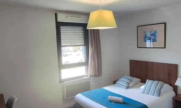 Super logement type studio tout équipé et bien situé !