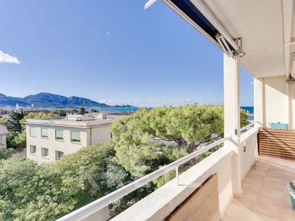 Beau T3 Art Déco avec terrasse, vue mer & montagne