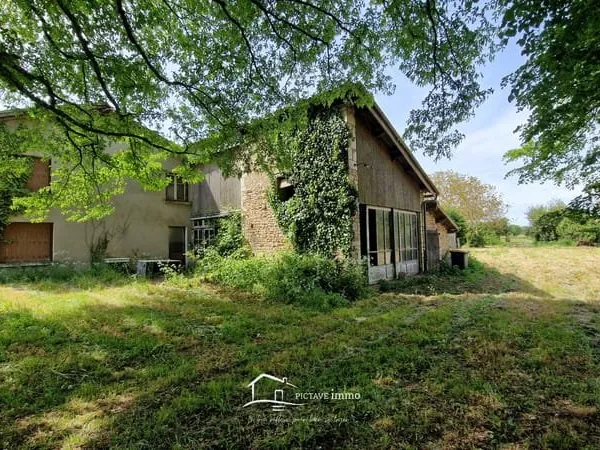 Maison à rénover avec grange et hangar sur 2 149 m2 de terra