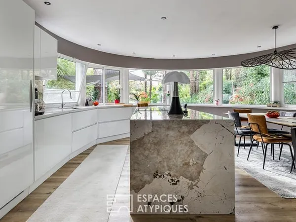 Maison d'architecte des années 30 avec son jardin tropical, piscine et garage