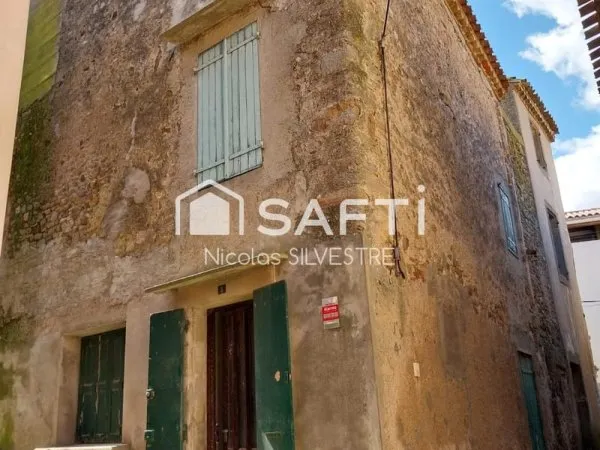 Maison de village à rénover au fort potentiel.