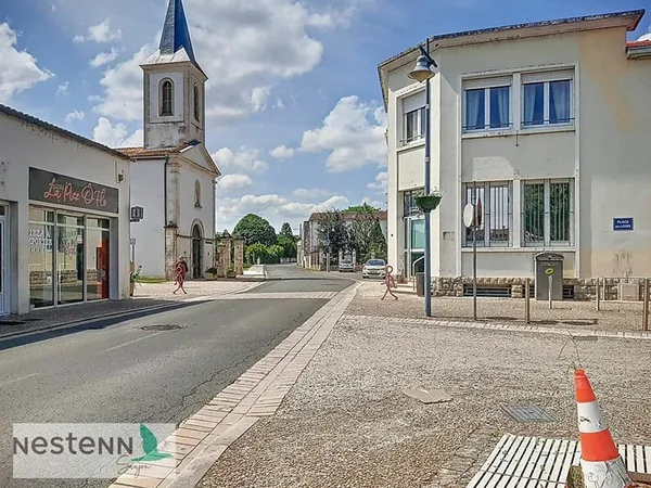 A vendre en plein centre du Gua, un grand appartement et un local à aménager au rez de chaussée