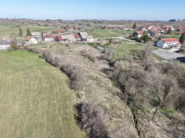 1 Hectare de Terre et Grange XXL : La Ferme Idéale pour vos Animaux et votre Projet de Vie ! Arsure-