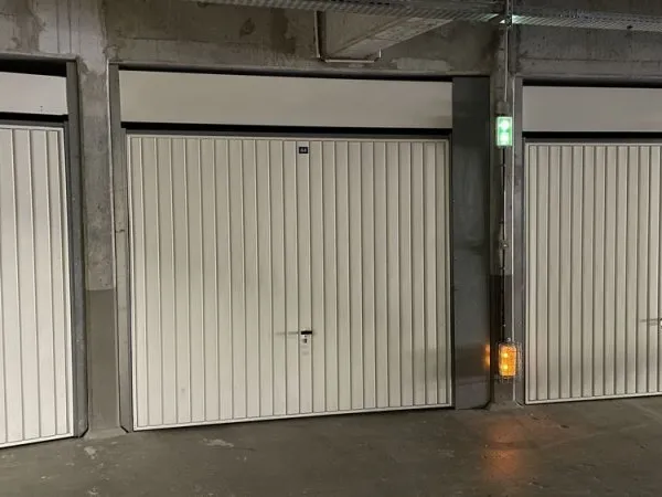 GRAND BOX - GARAGE - LE PORT-MARLY Rue de Paris