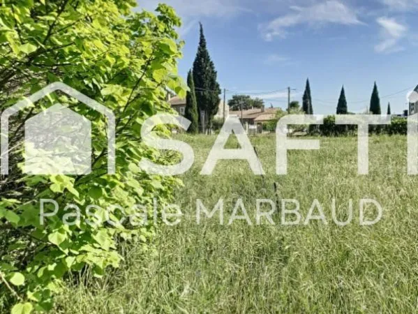 Terrain constructible (lotissable) de 3425 m2 environ .