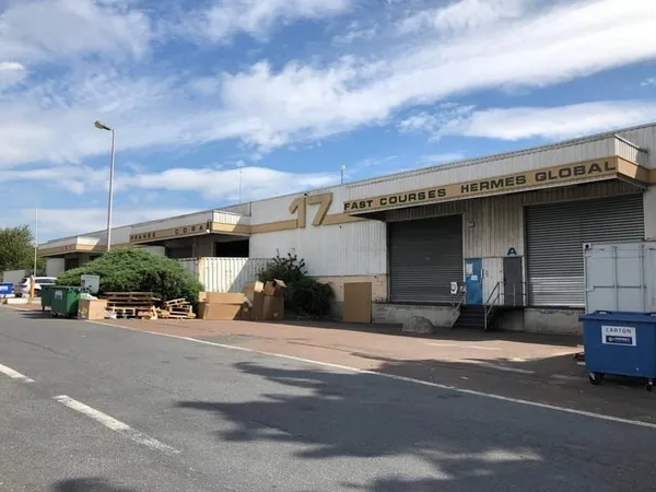 Entrepôt 669 m²