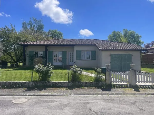 MAISON INDIVIDUELLE AVEC JARDIN ET GARAGE