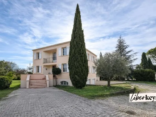 Une Maison Familiale de 236 m² sur 2 700 m² de Terrain Plein Sud
