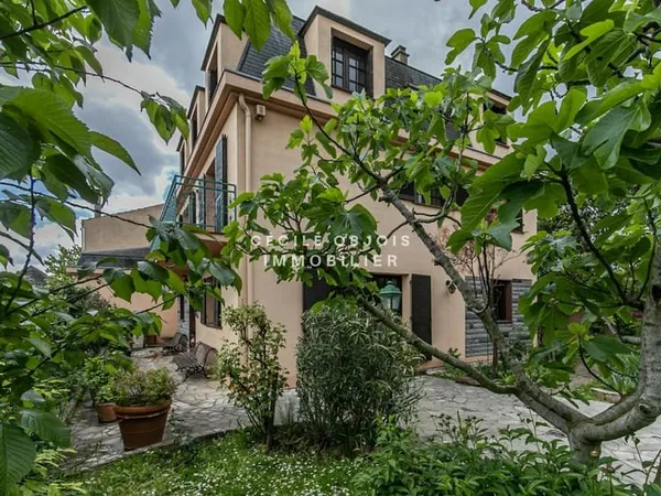 Maison 11 pièces 7 chambres , 322 m² au sol et 220 m² habitab