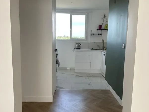 Dernier étage lumineux 75m² - 3 balcons - possible T4 - gare à pied
