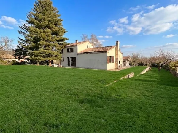 Maison d'environ 114 m2 avec terrain de 2300 m2 constructib