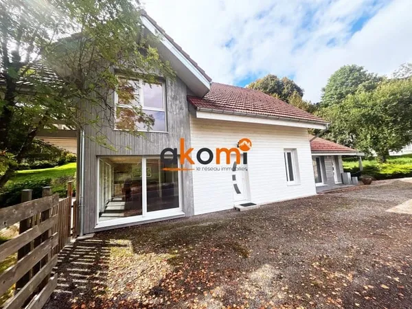 Studio 8 pièces 187 m²