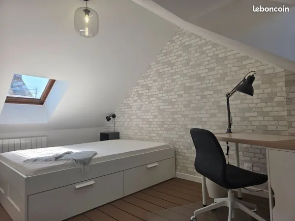 COLOCATION À AMIENS - Chambre brique lumineuse meublée - 420 EUR charges comprises