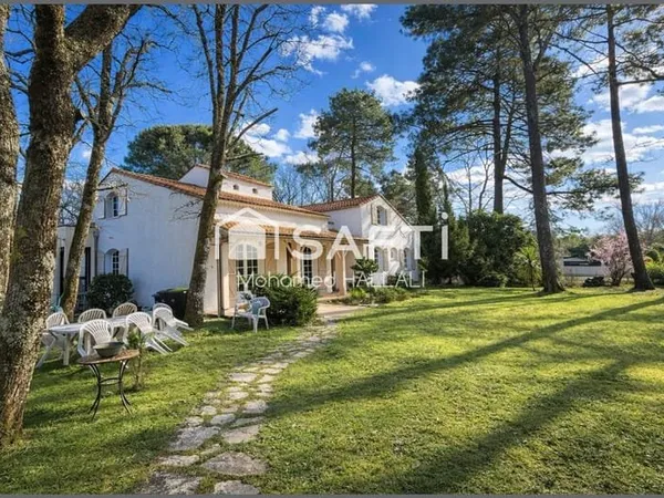 Maison 8 pièces 210 m²