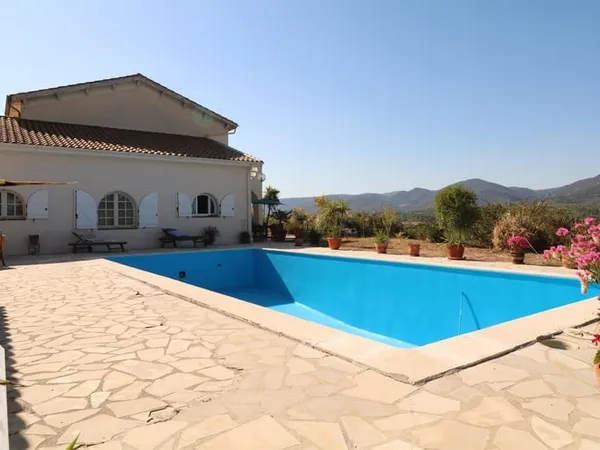 Vente magnifique maison T5, 4 chambres, piscine, 2 grands garages, vue dominante, grand terrain, Sai