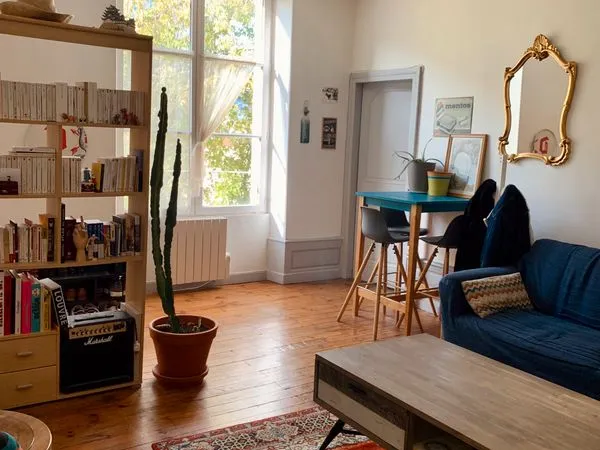 À louer t3 face centre historique, 65 m2 très clair 2 chambres pièce de vie 20 m2 Loyer 680 + 40 cha