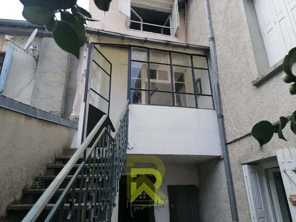 A vendre a CAUDEBRONDE Maison atypique au coeur de la montag