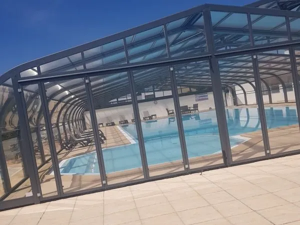 Cottage avec jardin, mer à pieds, piscine chauffée couverte, 3 chambres